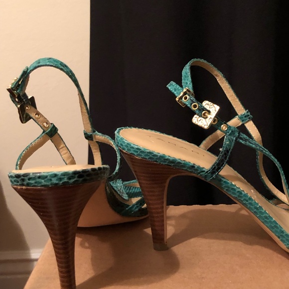 TAHARI | SNAKESKIN SANDALS - Picture 5 of 6